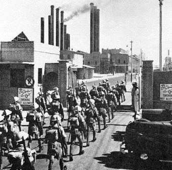 Британские войска входят на нефтяной завод в Абадане / wikipedia.org